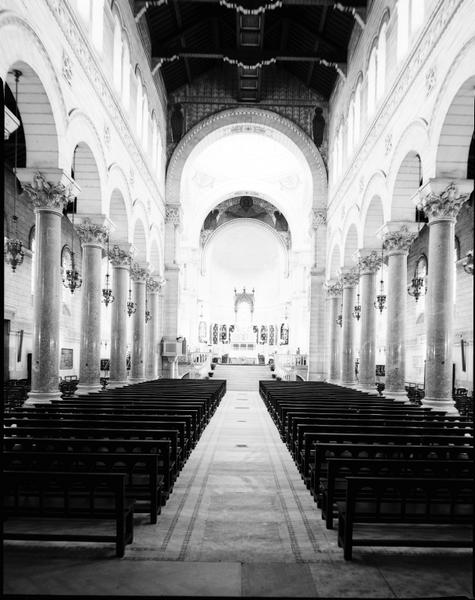 Intérieur : nef, vue prise de l'ouest.