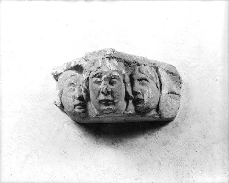 Eléments de sculpture déposés au Musée de la Société archéologique de Touraine : intérieur de l'abside, frise décorative, têtes.