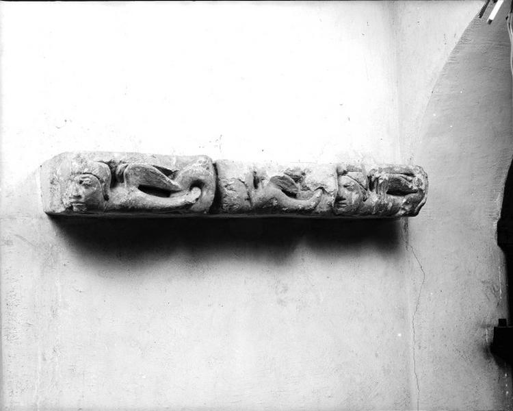Eléments de sculpture déposés au Musée de la Société archéologique de Touraine : intérieur de l'abside, frise décorative, sirènes-oiseaux.