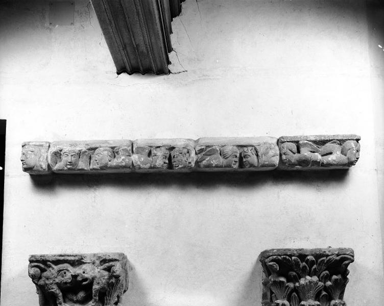 Eléments de sculpture déposés au Musée de la Société archéologique de Touraine : intérieur de l'abside, frise décorative, sirènes-oiseaux.