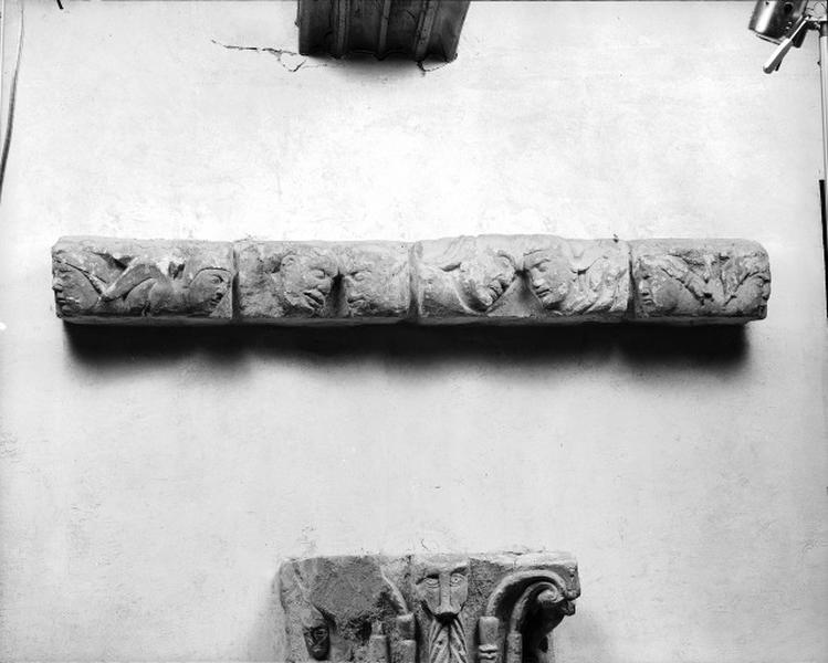 Eléments de sculpture déposés au Musée de la Société archéologique de Touraine : intérieur de l'abside, frise décorative, têtes et sirène-oiseau.
