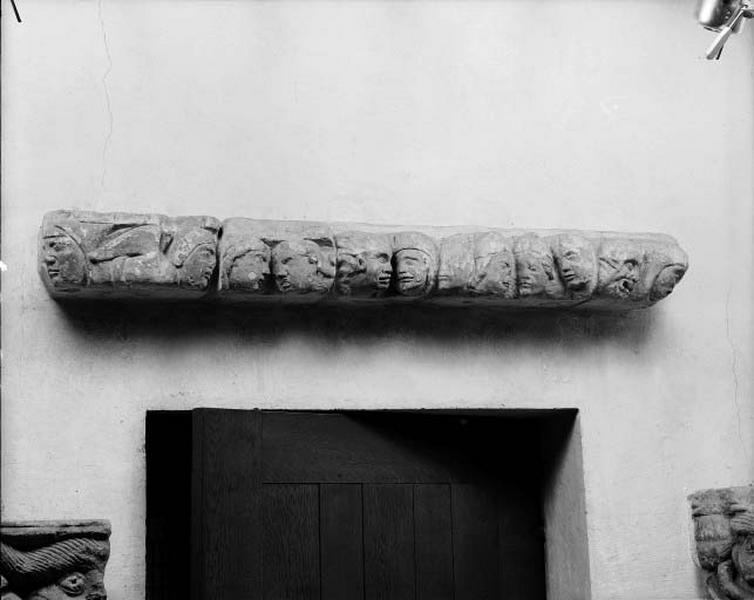 Eléments de sculpture déposés au Musée de la Société archéologique de Touraine : intérieur de l'abside, frise décorative, têtes et sirènes-oiseaux.