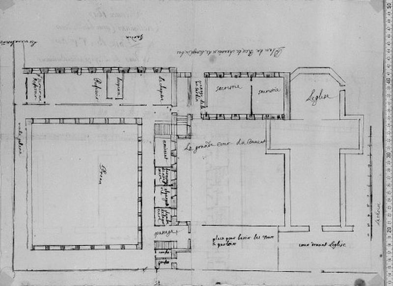 Année 1617, religieuses carmélites de Tours, Liassse B n°1bis : plan de l'église et des bâtiments du monastère : plan du rez-de-chaussée. n.s.n.d, date 1617 portée au verso sans doute postérieurement. Ce plan ne correspond pas au couvent ayant existé, erreur d'identification ou projet non réalisé?