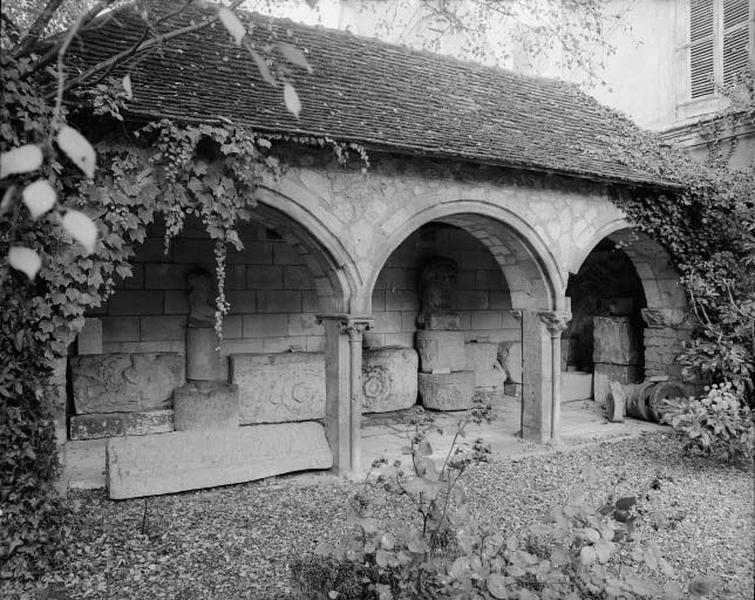 Parties déposées au musée de la Société archéologique de Touraine : éléments du cloître.