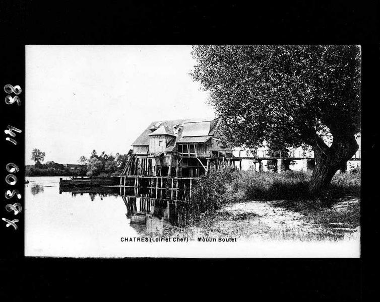 Vue d'ensemble prise du nord-Est et passerelle reliant le moulin à la berge.