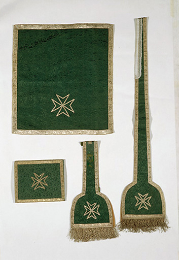 Ornement (n°3) : étole, manipule, bourse de corporal, voile de calice