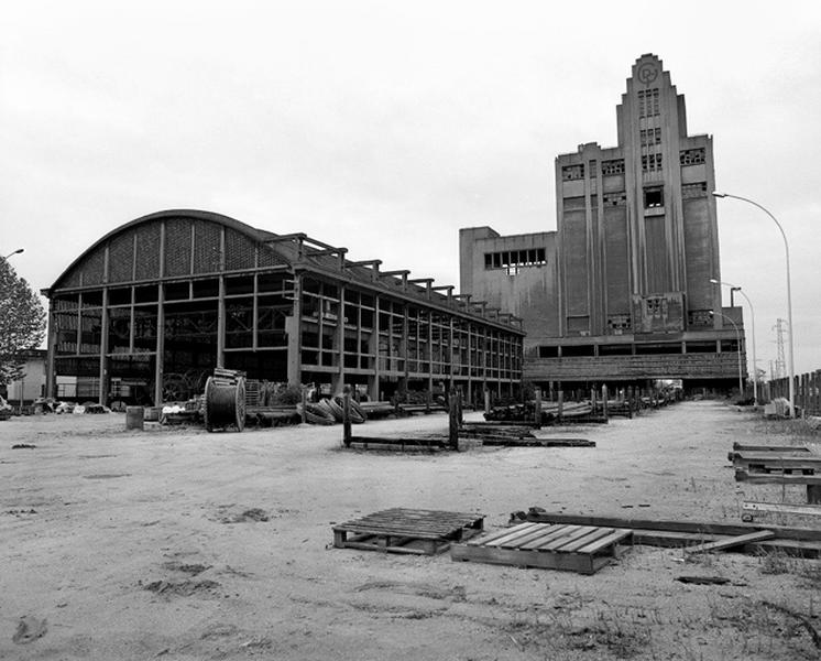 Vue générale des bâtiments à partir du nord-est.