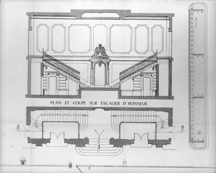 Plan et coupe sur l'escalier d'honneur.