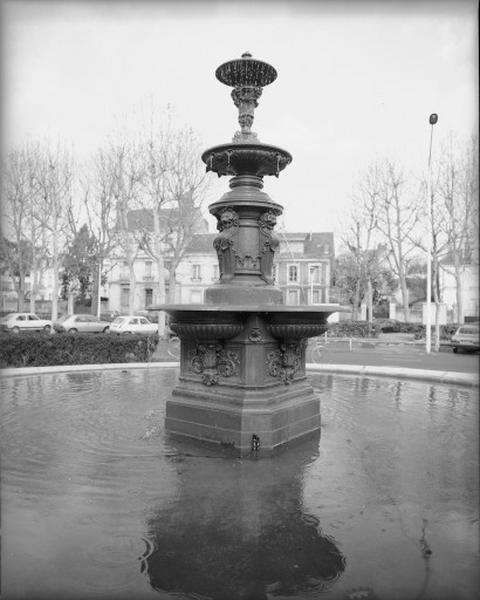 Détail de la fontaine pris du sud-est.