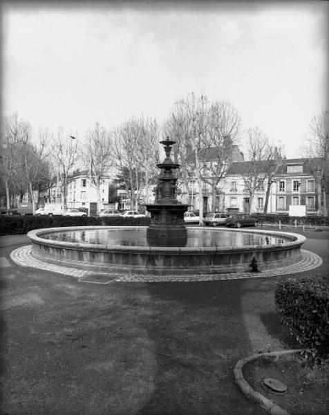 Vue générale de la fontaine et de son bassin prise du sud-est.