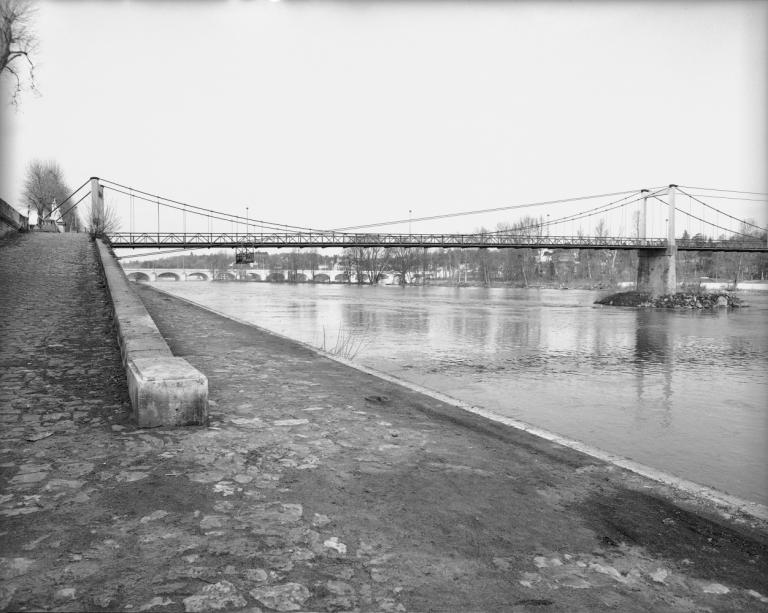 Le quai et le château vers 1905. Carte postale ancienne. (archives départementales d'Indre-et-Loire, 10 Fi 3-61).