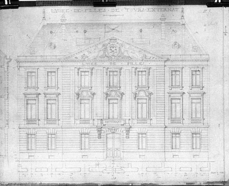 Façade sur la rue d'Entraigues.