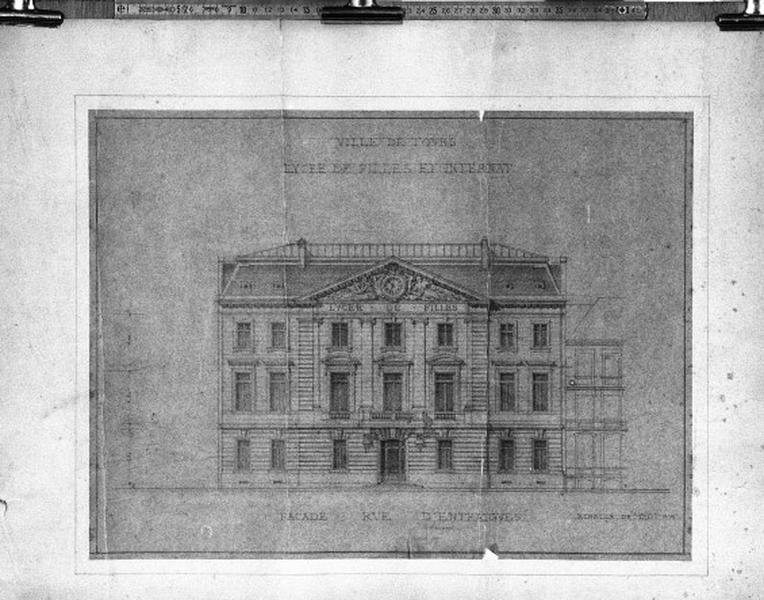 Façade sur la rue d'Entraigues.
