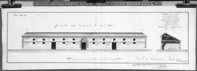 Façade des écuries projetée dans la cour de la caserne, 1802.