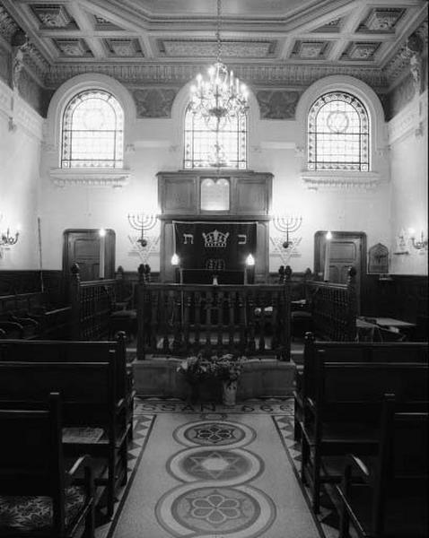 Intérieur de la synagogue : vue prise en direction du Tebah.