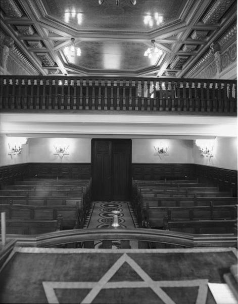 Vue de l'intérieur de la synagogue. La tribune reservée aux femmes, noter l'agrandissement de la tribune en comparant cette photographie à la carte postale.