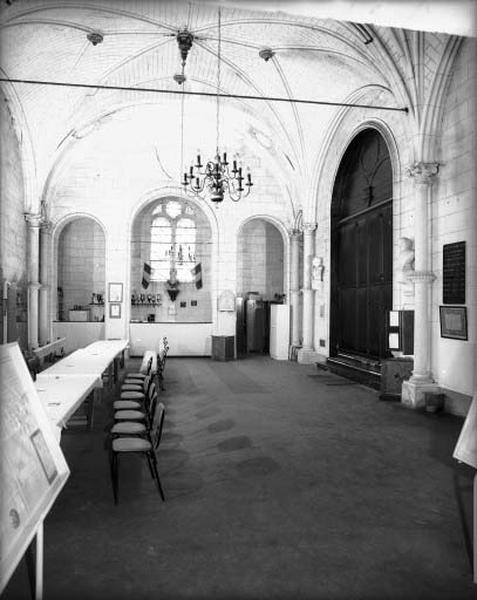 Intérieur de l'église pris de l'entrée.