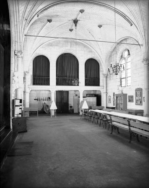 Intérieur de l'église pris du choeur.