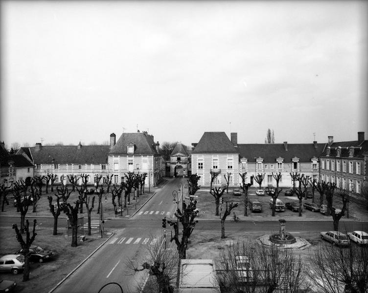 Place des Religieuses, côté nord et porte de Chinon.