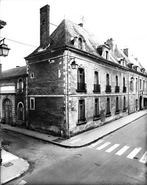 Corps de logis principal, façade antérieure sur rue, vue prise du nord-ouest. Noter l'absence d'aile en retour sous forme de petit pavillon mais l'adjonction d'une aile postérieure, au XIXe siècle.