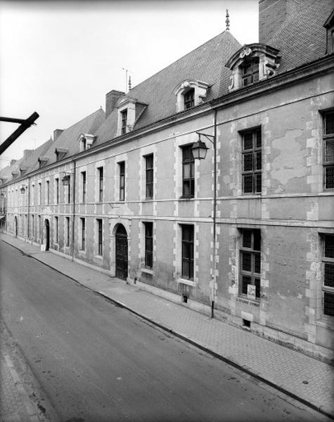 Façade antérieure sur rue.