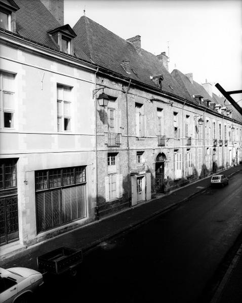 Façade antérieure sur rue.