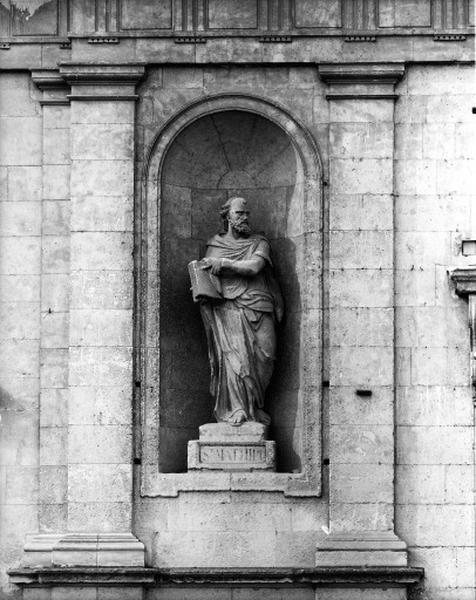 Façade orientale : détail, statue de Saint-Mahieu, vue d'ensemble.