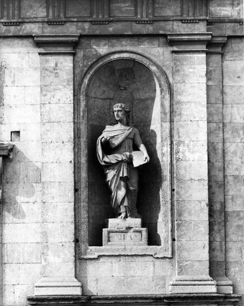 Façade orientale, détail : statue de saint Jean, vue d'ensemble.