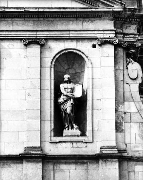 Façade orientale, détail : statue de saint Luc, vue d'ensemble.