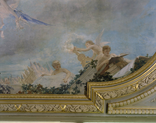 Vue de détail du plafond du foyer. De droite à gauche : personnage lisant (sur un livre ouvert figure le nom de l'imprimeur Plantin), figure ailée allumant une torche, enfant tenant un plan avec à l'arrière une vue du château de Chenonceaux.