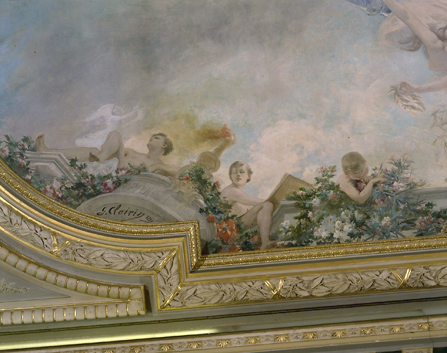 Vue de détail du plafond du foyer : évocation de la sculpture et de la peinture.