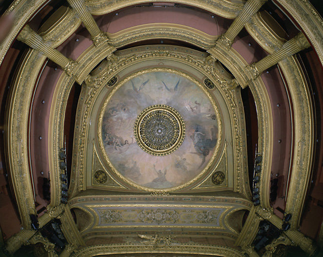 Vue générale du plafond et des 2 étages supérieurs de galeries de la salle de spectacles.