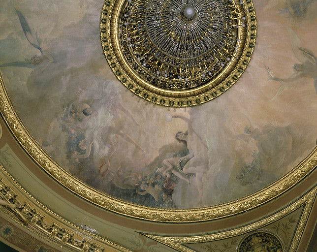 Détail du plafond de la salle de spectacles : la Comédie et la Danse.