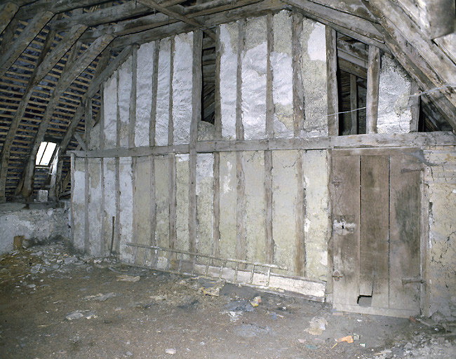 Combles, salle nord : cloison p.d.b. séparant la cage d'escalier.