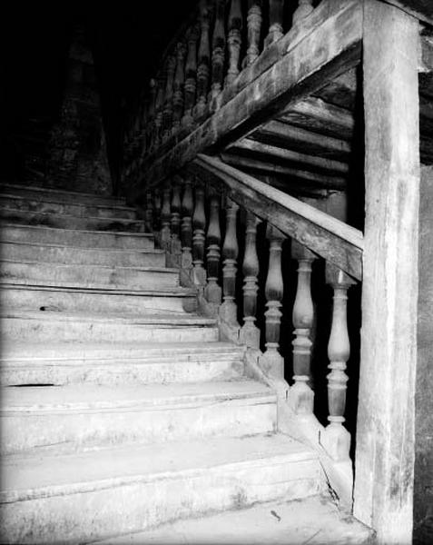 Escalier monumental, dernière volée, rampe et balustrade vu du repos.