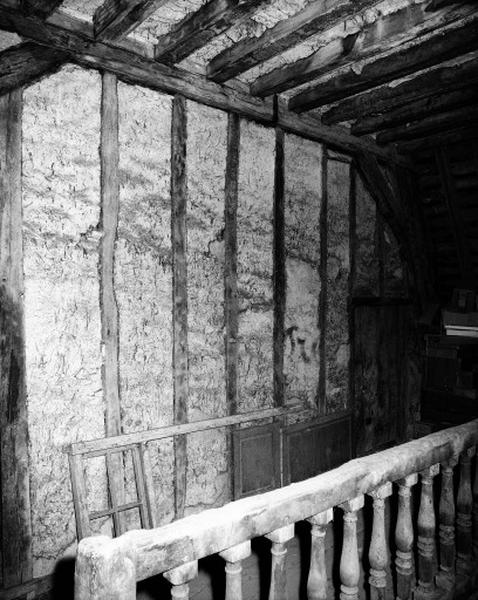 Escalier monumental, combles : cloison en pan de bois.