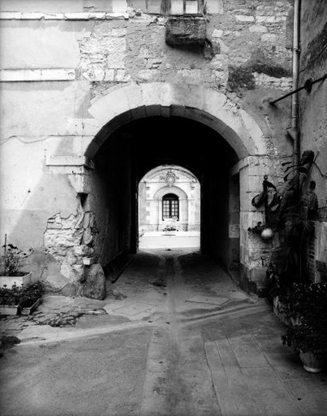 Porche d'entrée, vue prise de la cour.