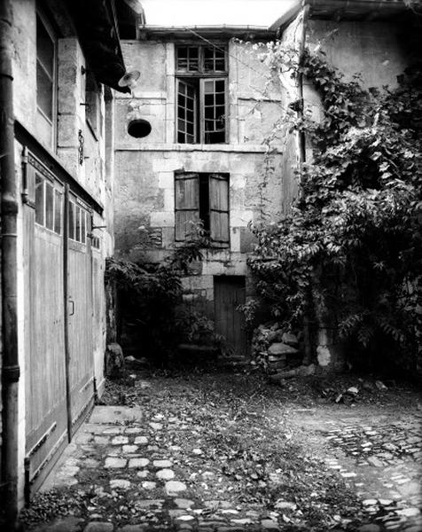 La cour : bâtiment angle Sud-ouest, habitation?