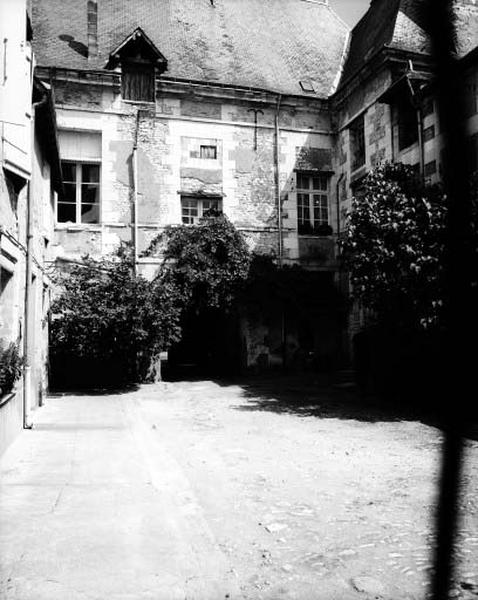 Façade postérieure, sur la cour, prise du nord-est.