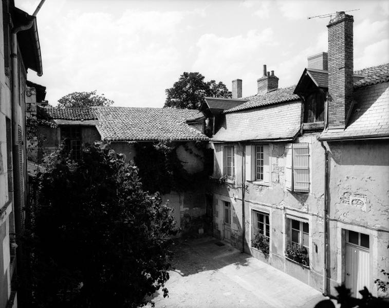 Vue d'ensemble de la cour, aile nord, prise du sud-est.