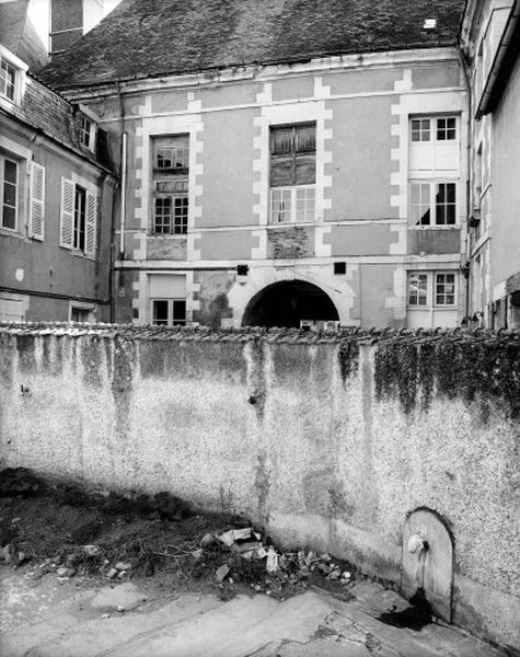 Façade postérieure sur la cour vue de l'école Chrétienne de filles.