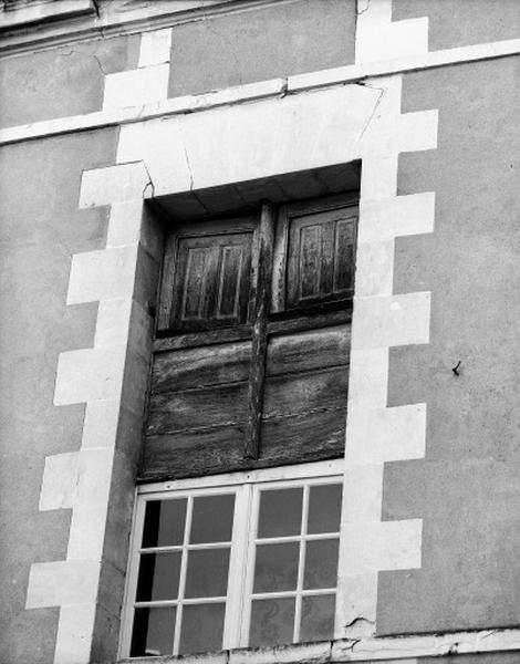 Façade sur cour, travée centrale, premier étage : vestige d'une croisée en bois du XVIIe siècle.