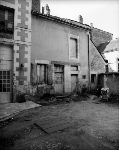 Corps de logis dans le prolongement du pavillon (écuries rehaussées et remaniées).