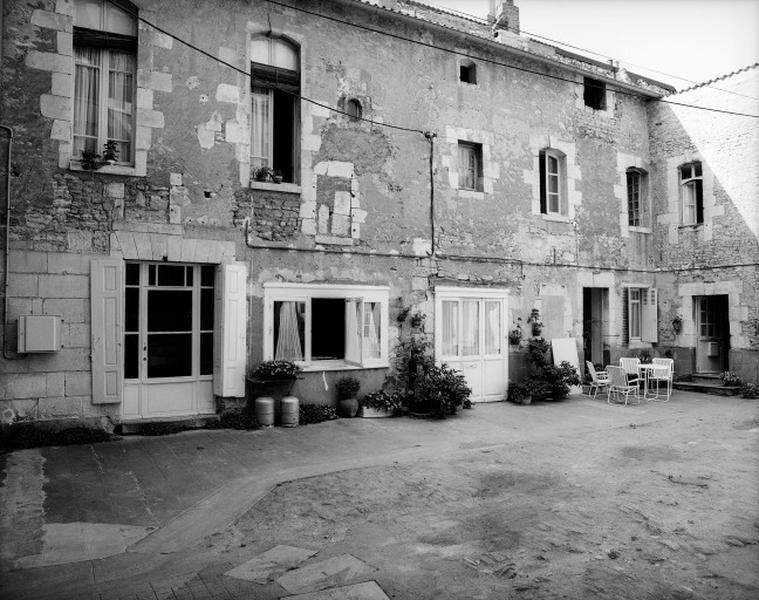 Aile sud sur la cour en retour face au pavillon, rapportée, très remaniée.