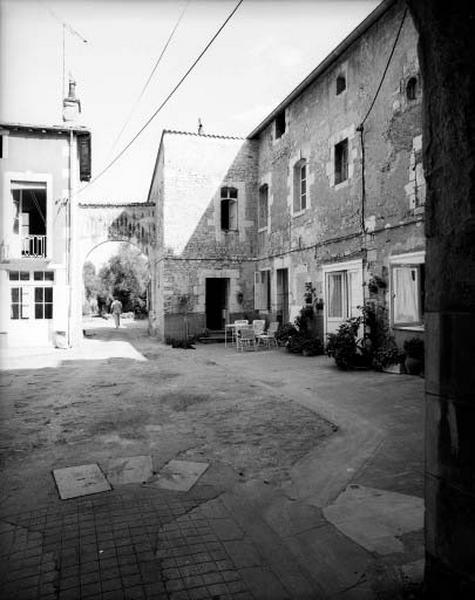 Bâtiment fermant la cour : angle sud-ouest de la cour et passage vers le jardin.