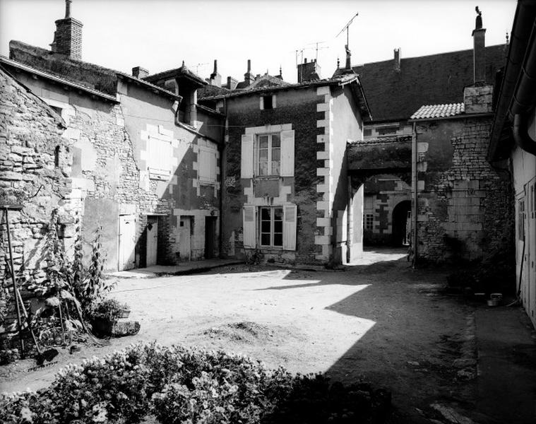 Angle nord-est de la deuxième cour, côté jardin.