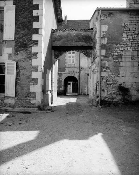 Passage entre la cour et le jardin, côté jardin : porche.