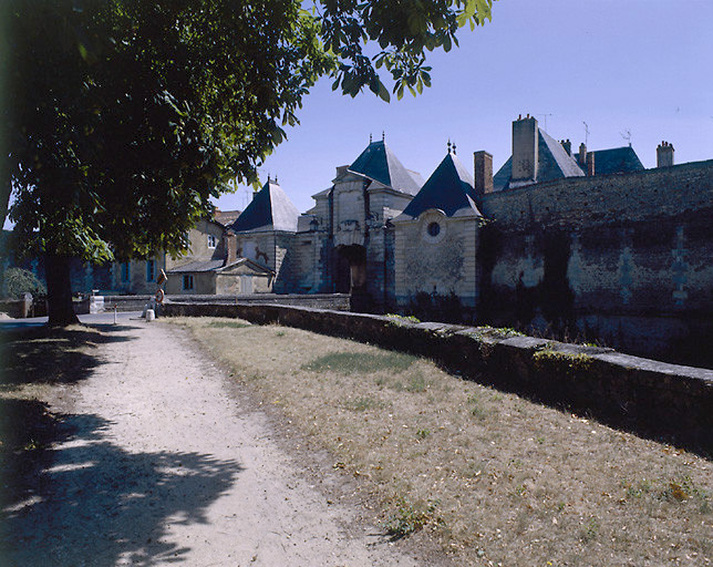 Porte de Chinon : la porte et les douves.