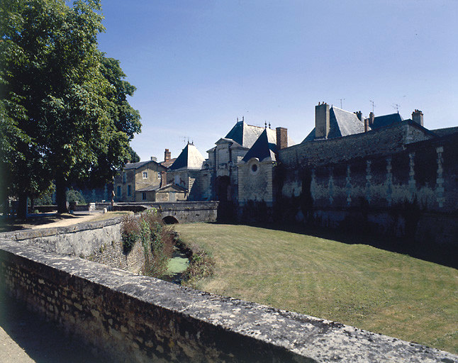 Porte de Chinon : la porte et les douves, demie lune.