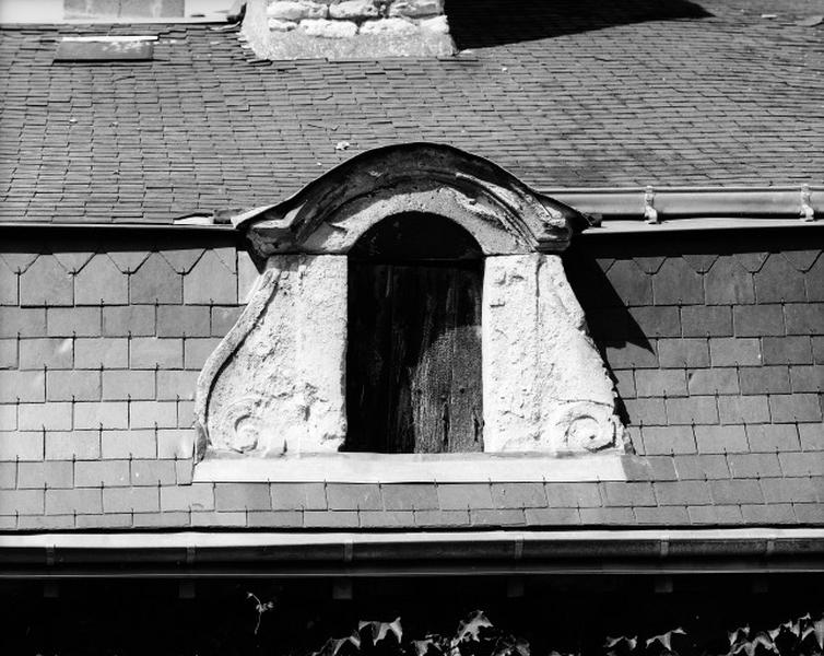 Façade sur la cour du retour sur la place du Marché : lucarne.